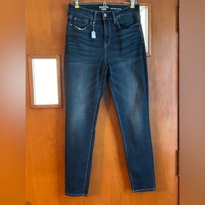 EUC Denizen from Levi’s. Size 6 short. Women’s.